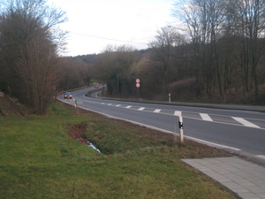 Die Monschauer Straße Richtung Eifel, sie wird auch von vielen Autos mit belgischem und holländischem Kennzeichen befahren.