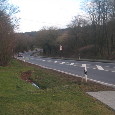 Die Monschauer Straße Richtung Eifel, sie wird auch von vielen Autos mit belgischem und holländischem Kennzeichen befahren.